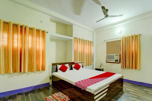 OYO Flagship Hotel Shubhmangalam客房内的一张或多张床位