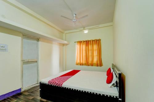 巴特那OYO Flagship Hotel Shubhmangalam的一间卧室设有一张床和一个窗口