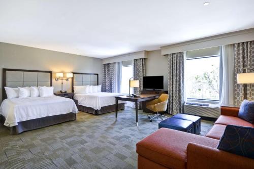 普莱诺达拉斯/普莱诺东汉普顿套房酒店的酒店客房带两张床和一个客厅