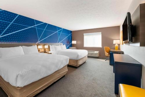 爱丁堡Comfort Inn Near Indiana Premium Outlets的酒店客房配有两张床和一张书桌