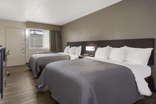 查尔斯顿Quality Inn Charleston - West Ashley的酒店的客房 - 带2张带白色枕头的床