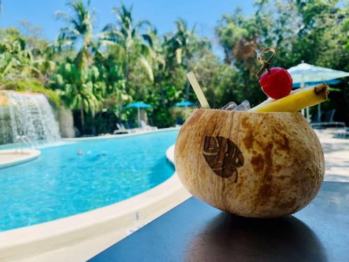 基拉戈Baker's Cay Resort Key Largo, Curio Collection By Hilton的游泳池旁的椰子果,果子上放着樱桃和香蕉
