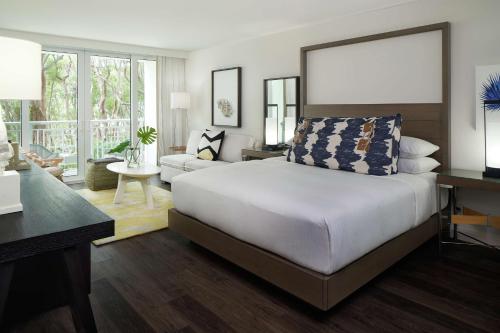 基拉戈Baker's Cay Resort Key Largo, Curio Collection By Hilton的一间带大床的卧室和一间客厅