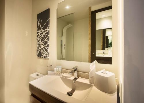 戴维Hampton by Hilton David, Panamá的白色的浴室设有水槽和镜子