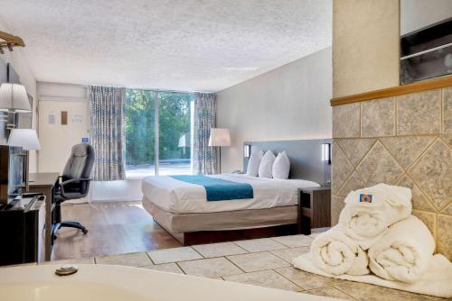 摩根敦Motel 6 Morgantown的配有一张床和一张书桌的酒店客房