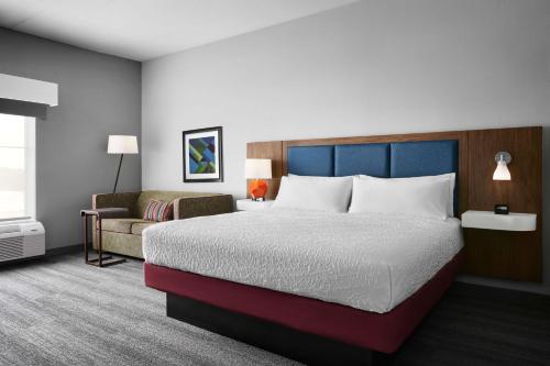 夏洛特Hampton Inn & Suites Charlotte Steele Creek Road, NC的酒店客房,配有床和沙发