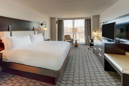 查塔努加The Chattanoogan Hotel, Curio Collection By Hilton的配有一张床和一台平面电视的酒店客房