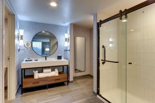查塔努加The Chattanoogan Hotel, Curio Collection By Hilton的一间带水槽和镜子的浴室