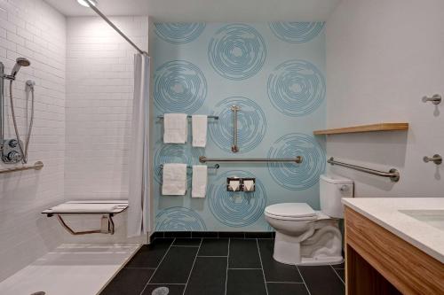 阿尔伯克基Tru By Hilton Albuquerque North I-25, Nm的一间带卫生间和淋浴的浴室