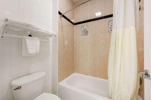 休斯顿温莎贝斯特韦斯特套房酒店的浴室配有白色卫生间和淋浴。