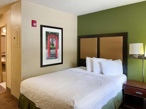 哥伦布Studio 6 Columbus GA Columbus Airport的酒店客房配有一张带白色枕头的大床