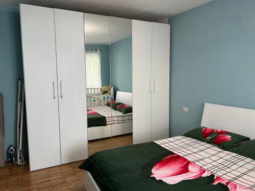 KukësKukes Apartment Hotel的一间卧室配有两张床和镜子