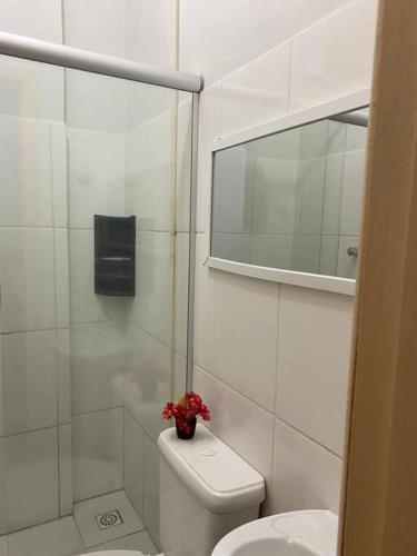 蒙蒂斯克拉鲁斯Apartamento encantador 6的白色的浴室设有卫生间和镜子