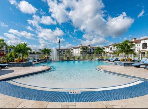 奥兰多Luxury Family Resort Styled Apartment Near Disney的喷泉度假村的游泳池