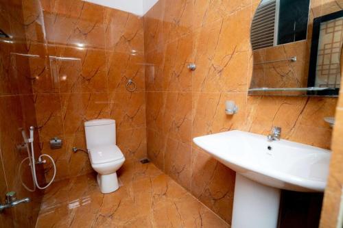 拜蒂克洛East Gate 8-9 Batticaloa的一间带卫生间和水槽的浴室