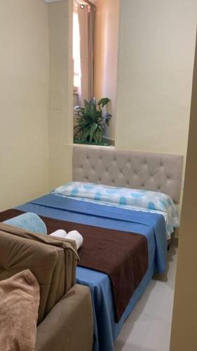蒙蒂斯克拉鲁斯Apartamento encantador 04的一间卧室配有一张带蓝色床单和镜子的床