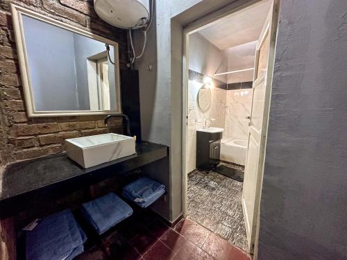 门多萨Casa Céntrica para 7 personas Estacionamiento Gratuito的一间带水槽和镜子的浴室