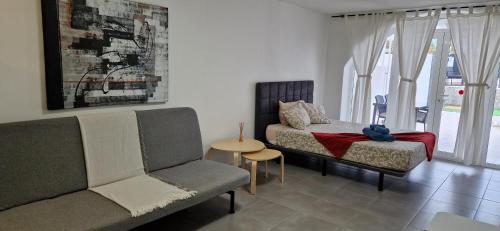美洲海滩Sunny Large Terrace Apartment in Center of Las Americas的客厅配有沙发和椅子