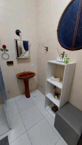米格尔-佩雷拉CASA DE HÓSPEDE的一间带水槽和木制水槽的浴室