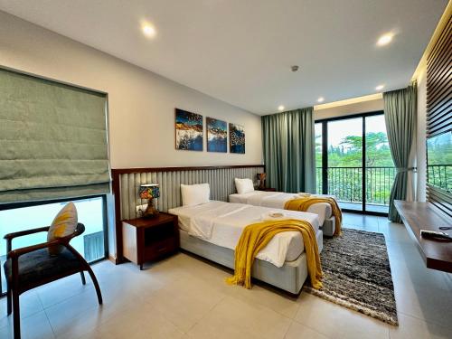 富国West Phu Quoc 3BR beach villa private swimming pool的一间卧室设有两张床、一张桌子和一个窗口。