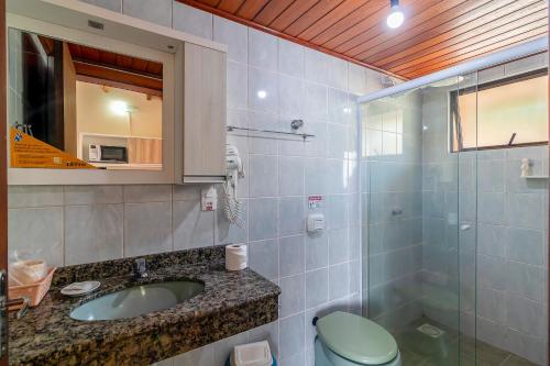 弗洛里亚诺波利斯Jurerê Ocean Flats的一间带水槽、卫生间和镜子的浴室