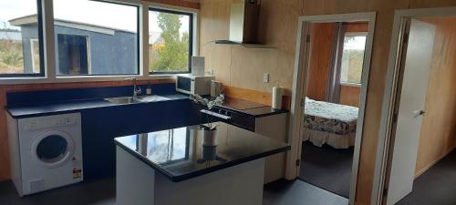 国家公园Tongariro Estate的厨房配有水槽和洗衣机