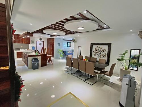 公主港Cheryl's Place Vacation Home Palawan的用餐室以及带桌椅的起居室。
