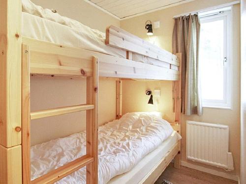 斯托滕Holiday home SÄLEN的一间卧室设有两张双层床和一扇窗户。