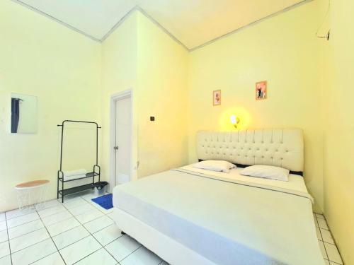 马贾伦卡PUTRAJAYA HOTEL的白色卧室设有一张大床和镜子