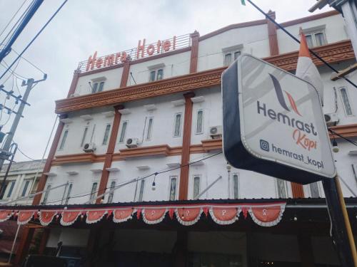 巴厘巴板HEMRA HOTEL的大楼前的酒店标志