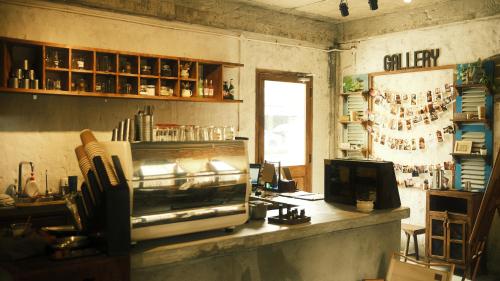 绥和市Vũ House Phú Yên- Boutique Room & Breakfast的厨房配有微波炉