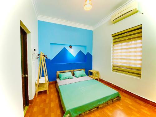 宁平Lion Homestay的一间卧室配有一张蓝色墙壁的床
