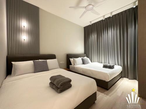 马六甲Bali Residences Melaka by Lá VISTA的一间卧室配有两张床和吊扇
