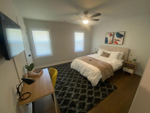 亚特兰大East Point Atlanta - Spacious 5BR Retreat!的一间卧室配有一张床和吊扇
