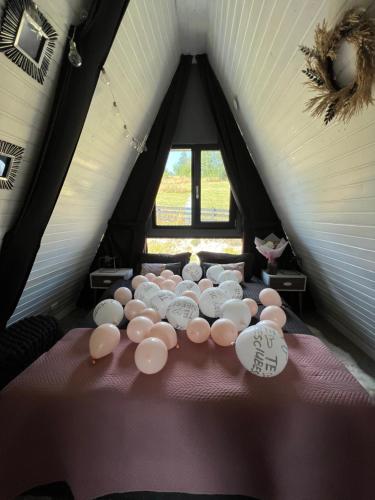 马里瑟尔Nordik Cabin - Aframe with 2 bedrooms的床上放着一束白色碗的房间
