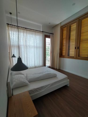 潘切41 Village Mai的一间卧室设有一张大床和一个窗户。