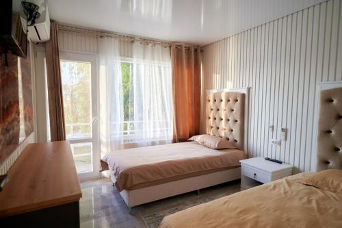 Chilia VecheBlue Kokilia的一间卧室设有两张床和大窗户