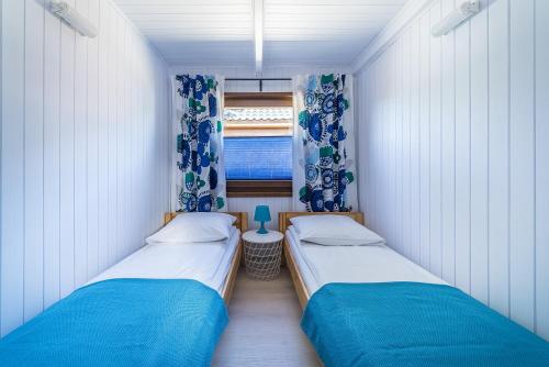 亚斯塔尔尼亚DRAGA AM Konkel的小型客房设有两张单人床和窗户。