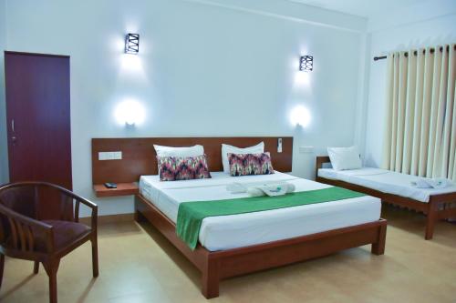 锡吉里亚Tropicara Resort的一间卧室配有一张床和一把椅子