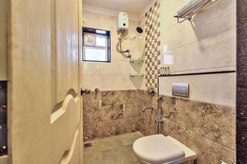 果阿旧城JOE PHILLPE APARTMENT的一间带卫生间和淋浴的浴室
