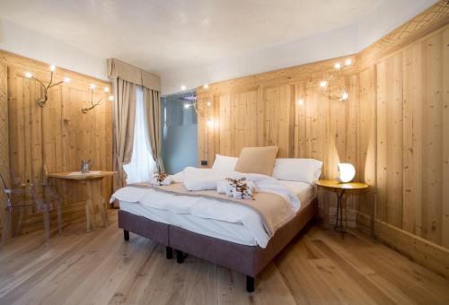 卡瓦莱塞袄索格里乔酒店的一间卧室配有一张带木墙的大床