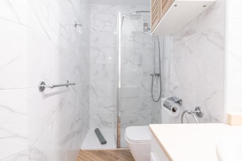 圣米格尔德阿沃纳Oceanfront 2 bedrooms Holiday Home in Tenerife South的带淋浴和卫生间的白色浴室