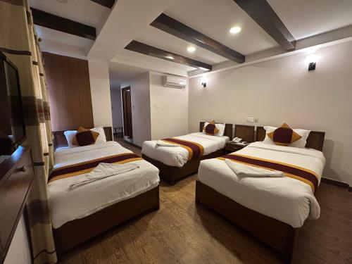 加德满都尼泊尔珠峰酒店的一间房间,有三张床