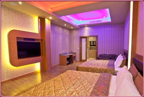 六龟薇风精品汽车旅馆 - 高雄馆的酒店客房设有两张床和一台平面电视。