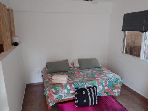拉斯特拉纳斯NEW MORINGA的小卧室配有一张带袋子的床