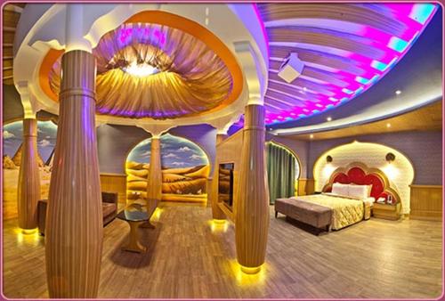 六龟薇风精品汽车旅馆 - 高雄馆的大型客房设有一张床和天花板