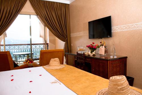 OuzoudBorj Des Cascades & Spa的酒店客房设有一张桌子和一台电视机