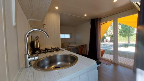 切里亚莱Camping Bella Vista的一个小房子里带水槽的浴室