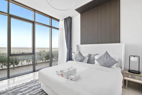 迪拜StoneTree - Anwa By Omniyat 2BR - Luxury Apartment的白色卧室设有大床和大窗户