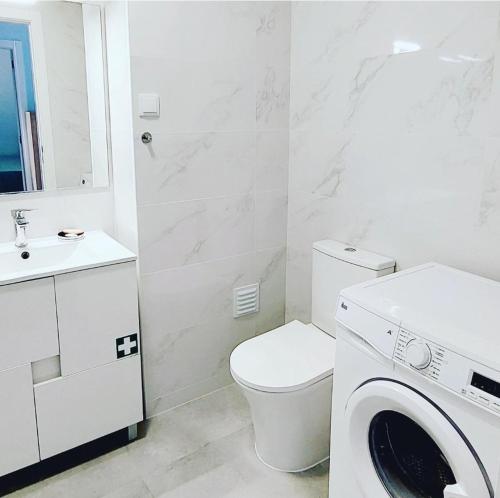 波尔蒂芒CPR SolNascente的白色的浴室内配有洗衣机。